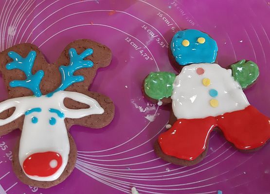 MISIAKI  PIEKĄ ŚWIĄTECZNE  PIERNICZKI grafika