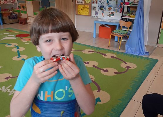 MISIAKI  PIEKĄ ŚWIĄTECZNE  PIERNICZKI grafika