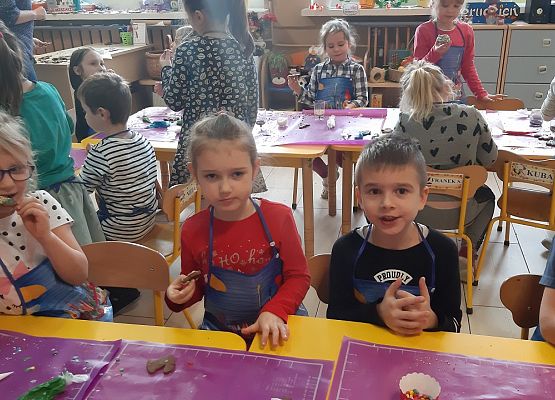 MISIAKI  PIEKĄ ŚWIĄTECZNE  PIERNICZKI grafika