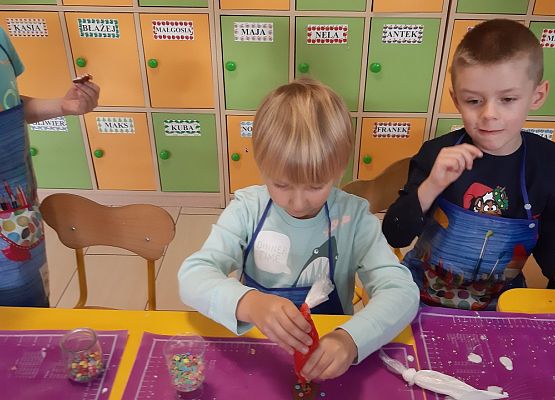 MISIAKI  PIEKĄ ŚWIĄTECZNE  PIERNICZKI grafika