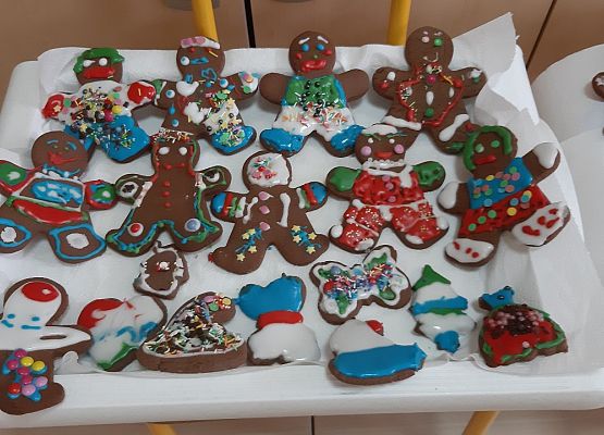 MISIAKI  PIEKĄ ŚWIĄTECZNE  PIERNICZKI grafika