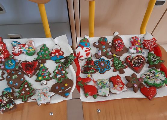 MISIAKI  PIEKĄ ŚWIĄTECZNE  PIERNICZKI grafika
