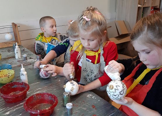 MISIAKI I ŻABKI NA WYCIECZCE W DRZEWINIE grafika