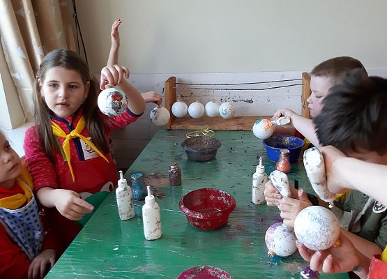 MISIAKI I ŻABKI NA WYCIECZCE W DRZEWINIE grafika