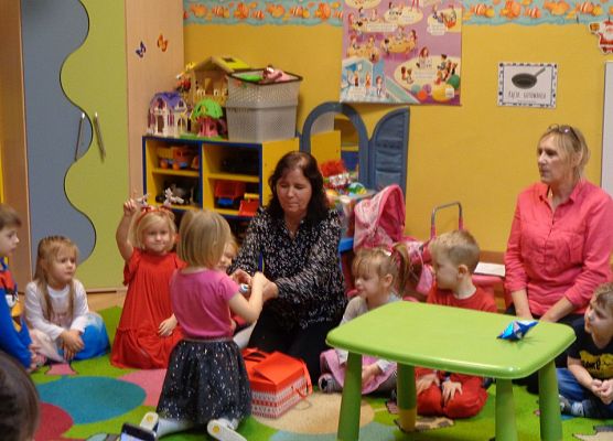 ŚWIĄTECZNE WARSZTATY PLASTYCZNE U MOTYLKÓW grafika