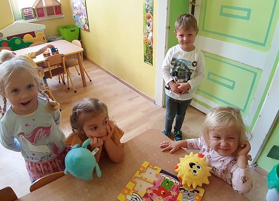 MALUCHY - DZIELNE  ZUCHY  grafika