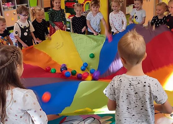 DZIEŃ  KROPKI  U  MISIAKÓW  I  SŁONECZEK grafika