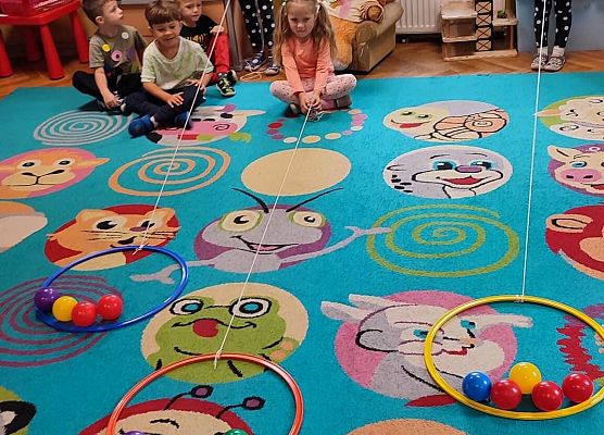 DZIEŃ  KROPKI  U  MISIAKÓW  I  SŁONECZEK grafika