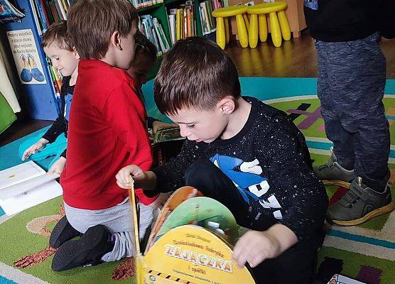 MISIAKI  W  BIBLIOTECE  MIEJSKIEJ grafika