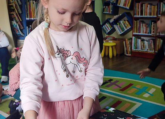 MISIAKI  W  BIBLIOTECE  MIEJSKIEJ grafika