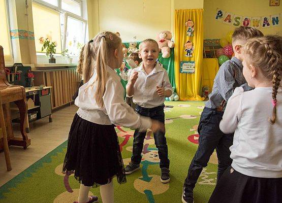 ŚWIĘTO  SŁONECZEK - PASOWANIE  NA  STARSZAKA grafika