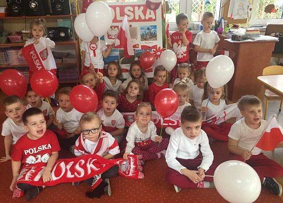 DZIEŃ  W  STROJACH  BIAŁO - CZERWONYCH grafika