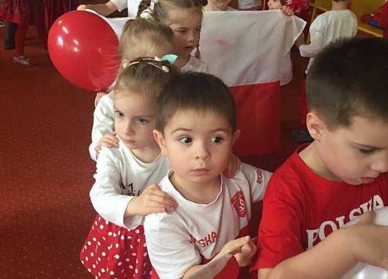 DZIEŃ  W  STROJACH  BIAŁO - CZERWONYCH grafika