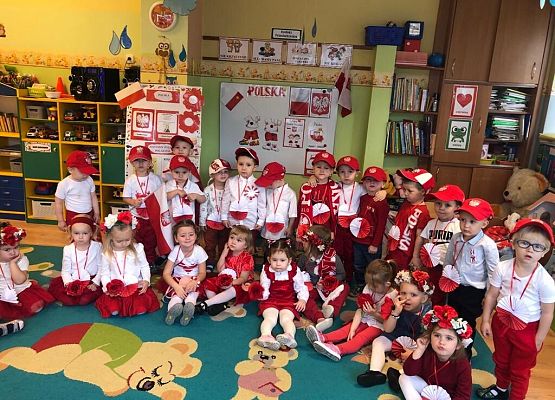 DZIEŃ  W  STROJACH  BIAŁO - CZERWONYCH grafika