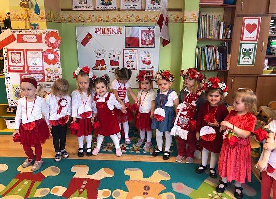 DZIEŃ  W  STROJACH  BIAŁO - CZERWONYCH grafika