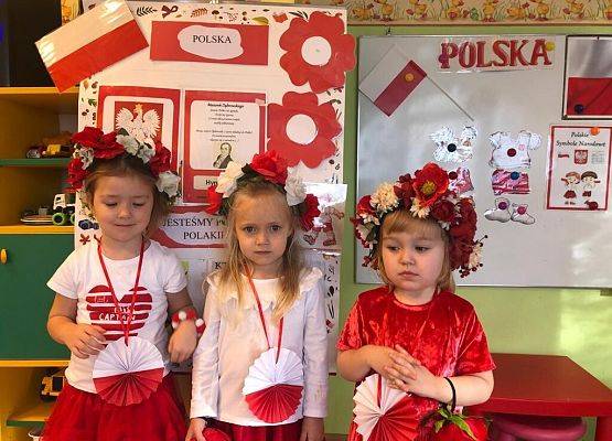 DZIEŃ  W  STROJACH  BIAŁO - CZERWONYCH grafika