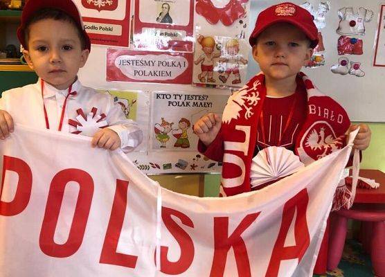 DZIEŃ  W  STROJACH  BIAŁO - CZERWONYCH grafika