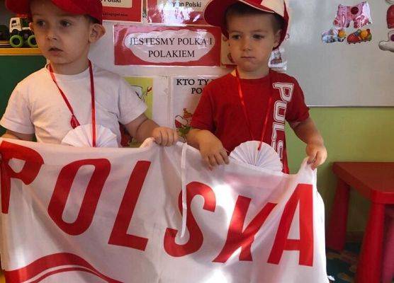 DZIEŃ  W  STROJACH  BIAŁO - CZERWONYCH grafika