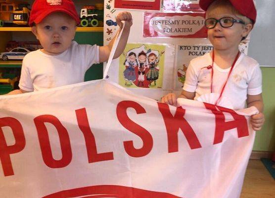 DZIEŃ  W  STROJACH  BIAŁO - CZERWONYCH grafika