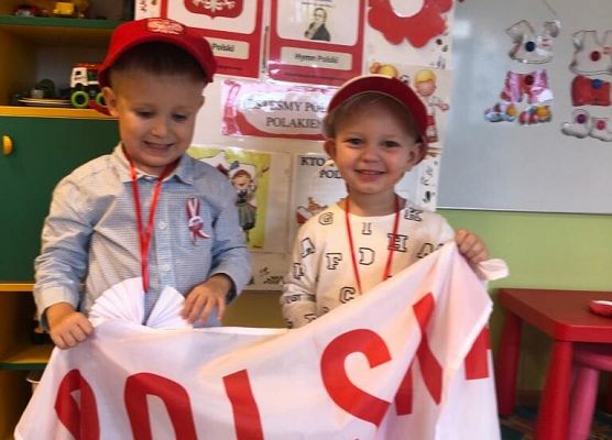 DZIEŃ  W  STROJACH  BIAŁO - CZERWONYCH grafika