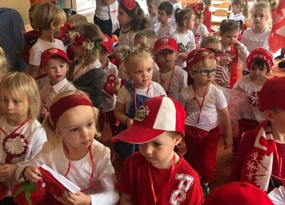 DZIEŃ  W  STROJACH  BIAŁO - CZERWONYCH grafika
