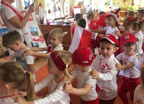 DZIEŃ  W  STROJACH  BIAŁO - CZERWONYCH grafika