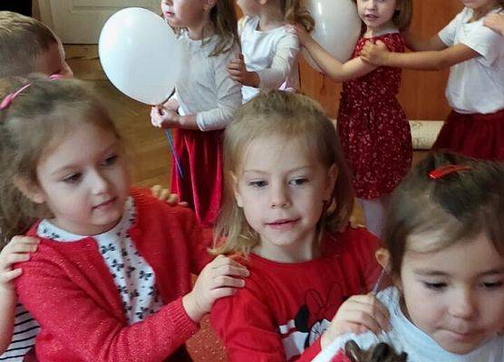 DZIEŃ  W  STROJACH  BIAŁO - CZERWONYCH grafika