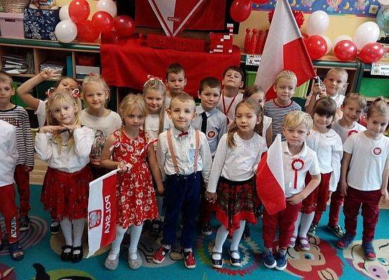 DZIEŃ  W  STROJACH  BIAŁO - CZERWONYCH grafika