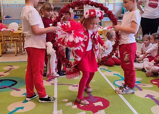 DZIEŃ  W  STROJACH  BIAŁO - CZERWONYCH grafika