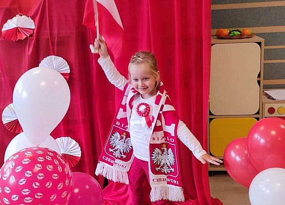 DZIEŃ  W  STROJACH  BIAŁO - CZERWONYCH grafika