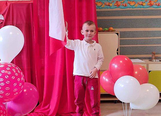 DZIEŃ  W  STROJACH  BIAŁO - CZERWONYCH grafika