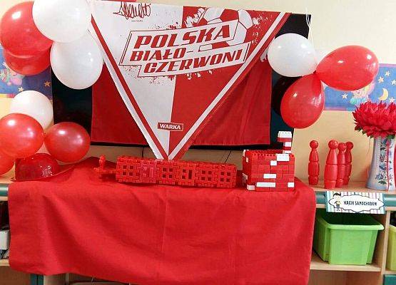 DZIEŃ  W  STROJACH  BIAŁO - CZERWONYCH grafika