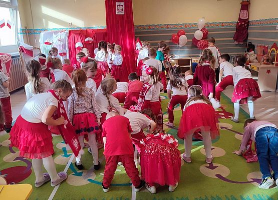 DZIEŃ  W  STROJACH  BIAŁO - CZERWONYCH grafika