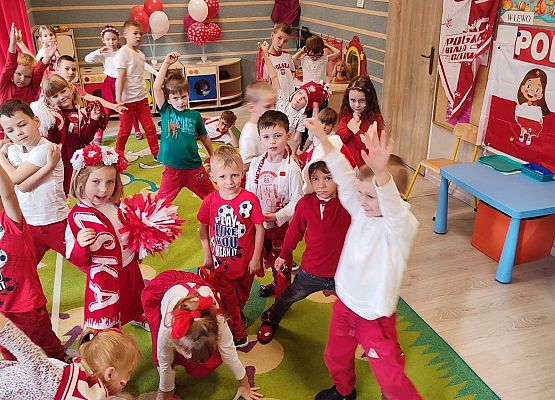 DZIEŃ  W  STROJACH  BIAŁO - CZERWONYCH grafika
