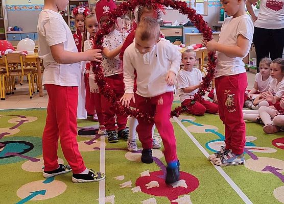 DZIEŃ  W  STROJACH  BIAŁO - CZERWONYCH grafika