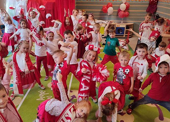 DZIEŃ  W  STROJACH  BIAŁO - CZERWONYCH grafika
