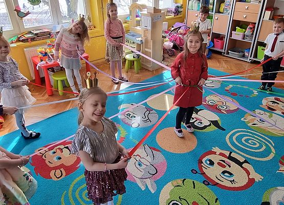 DZIEWCZYNKA  DUŻA  I  MAŁA 8 MARCA  ŚWIĘTOWAŁA grafika