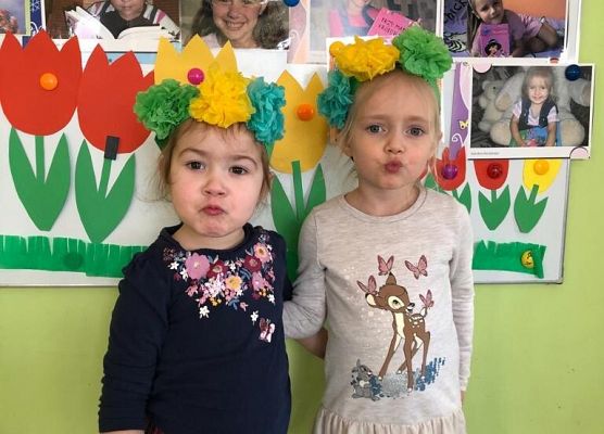 DZIEWCZYNKA  DUŻA  I  MAŁA 8 MARCA  ŚWIĘTOWAŁA grafika