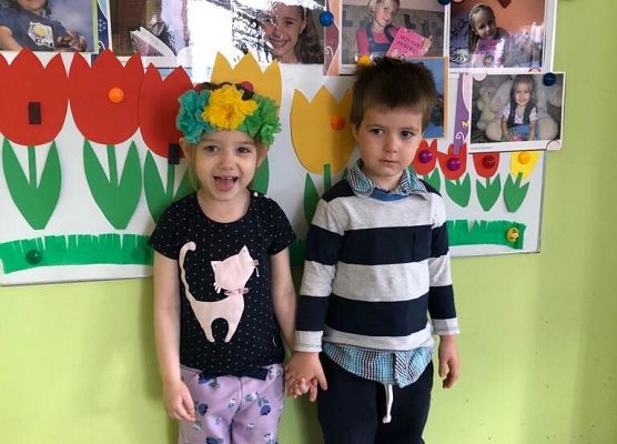 DZIEWCZYNKA  DUŻA  I  MAŁA 8 MARCA  ŚWIĘTOWAŁA grafika