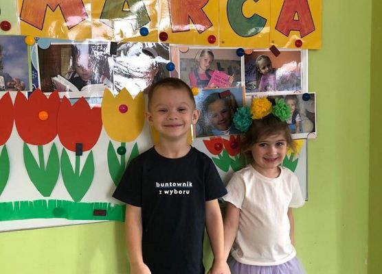 DZIEWCZYNKA  DUŻA  I  MAŁA 8 MARCA  ŚWIĘTOWAŁA grafika
