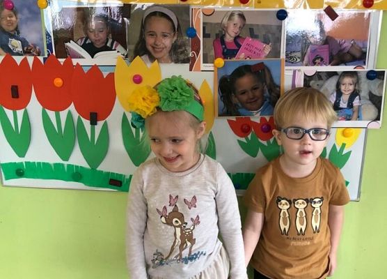 DZIEWCZYNKA  DUŻA  I  MAŁA 8 MARCA  ŚWIĘTOWAŁA grafika
