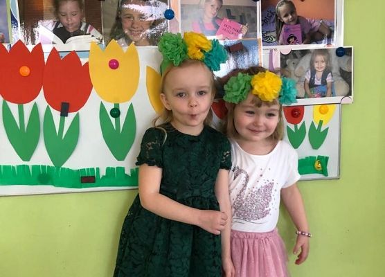 DZIEWCZYNKA  DUŻA  I  MAŁA 8 MARCA  ŚWIĘTOWAŁA grafika