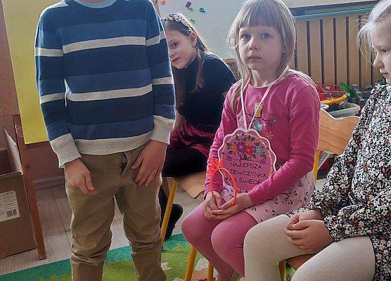 DZIEWCZYNKA  DUŻA  I  MAŁA 8 MARCA  ŚWIĘTOWAŁA grafika