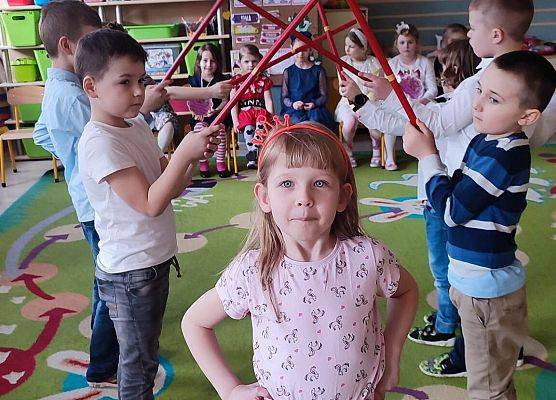 DZIEWCZYNKA  DUŻA  I  MAŁA 8 MARCA  ŚWIĘTOWAŁA grafika