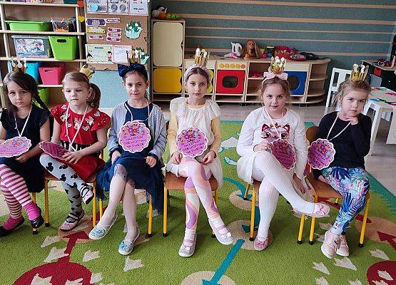 DZIEWCZYNKA  DUŻA  I  MAŁA 8 MARCA  ŚWIĘTOWAŁA grafika