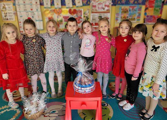 DZIEWCZYNKA  DUŻA  I  MAŁA 8 MARCA  ŚWIĘTOWAŁA grafika