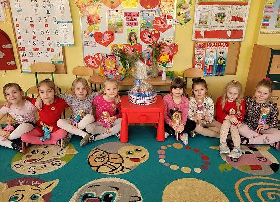 DZIEWCZYNKA  DUŻA  I  MAŁA 8 MARCA  ŚWIĘTOWAŁA grafika