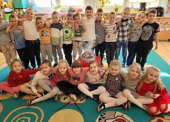 DZIEWCZYNKA  DUŻA  I  MAŁA 8 MARCA  ŚWIĘTOWAŁA grafika