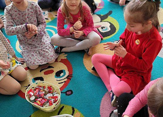 DZIEWCZYNKA  DUŻA  I  MAŁA 8 MARCA  ŚWIĘTOWAŁA grafika