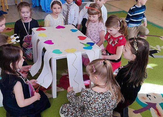 DZIEWCZYNKA  DUŻA  I  MAŁA 8 MARCA  ŚWIĘTOWAŁA grafika